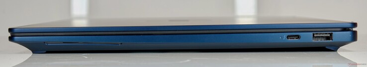 Right: Thunderbolt 4 (DisplayPort 2.1-out, Power Delivery 3.1), USB 3.2 Gen 2 Type-A