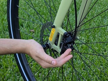 Set and lock in the front wheel (Image Source: Stephen Pereyra / Notebookcheck)