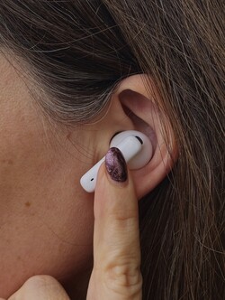 Huawei FreeBuds 6i support gestures (Image source: Marcus Herbrich)