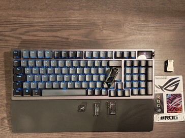 The package also includes a combined keycap/switch puller and several extra keycaps. (Image source: Notebookcheck)