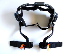 Dnsys X1 Carbon Pro exoskeleton properly donned. (Image source: Notebookcheck)