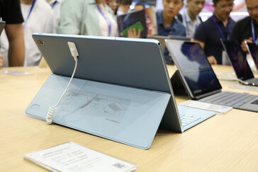 Built-in kickstand. (Source: Notebook Italia)