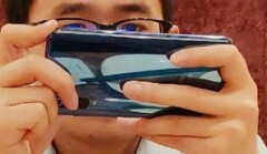 This could be a real-world photo of the Xiaomi Mi 9 flagship smartphone. (Source: SlashLeaks/Weibo) This could be a real-world photo of the Xiaomi Mi 9 flagship smartphone. (Source: SlashLeaks/Weibo)
