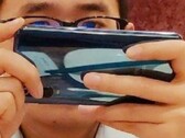 This could be a real-world photo of the Xiaomi Mi 9 flagship smartphone. (Source: SlashLeaks/Weibo)