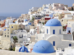 Santorini, for example, is completely covered in light colors to reflect the warmth of the sun directly. (Image source: pixabay/Yolanda)