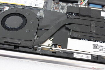 The cooling solution consists of two fans of different diameters (~45 mm and ~35 mm) with two heat pipes between them