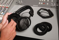 Two cables of different lengths and two types of ear pads are included (Image source: Beyerdynamic)