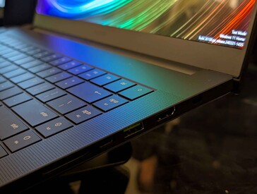 No changes to the connections on the right either: SD card reader, USB-C Thunderbolt 4 , and HDMI 2.1 (Image source: Razer)