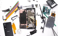 The Xperia PRO after it has been torn apart by JerryRigEverything. (Image source: JerryRigEverything)