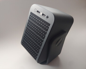 The power button, HDMI port, IR sensor, USB-A port and headphone jack (L to R) are located on the back. (Image source: Notebookcheck)