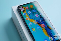 The &quot;Honor 20 Pro&quot; on top of what may be its retail box. (Source: Digital Trends)