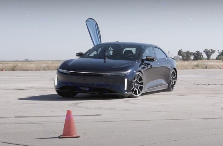 Lucid Air Sapphire handily defeats the Model S Plaid in the U-drag. (Image source: Edmunds Cars via YouTube)