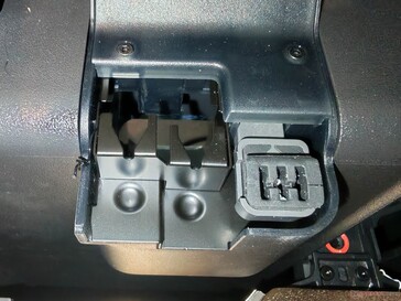 Close-up: Filament residue builds up on the left, while the printhead is cleaned on the right