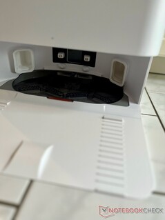 The wiping pads can be dried in the base station (Image source: Notebookcheck)