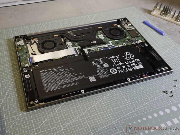 Two Fans and Heatpipes inside the Acer Swift 16