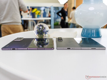 The Galaxy Z Fold6 next to the Honor Magic V2. (Image source: Notebookcheck)
