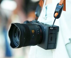 Sirui now offers two particularly affordable full-frame lenses with autofocus.