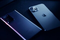 Almost one in two smartphones sold comes from Apple or Samsung.
