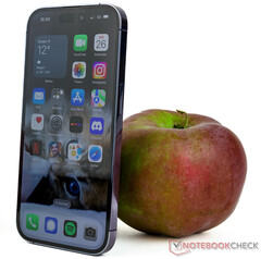 The battery of the Apple iPhone 14 Pro lasts about the same time as that of the previous model. (Image source: NotebookCheck)