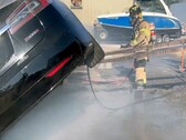 Sacramento firefighter putting out a Tesla (image: SFD)