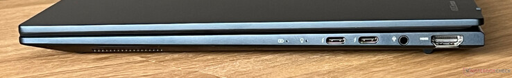 Right: 2x USB-C 4.0 with Thunderbolt 4 (40 GBit/s, DisplayPort, Power Delivery), 3.5-mm audio, HDMI 2.1