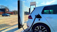 Longer V4 cable allows for easier charging (image: Esther Kokkelmans/Twitter)