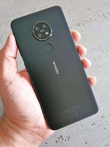 The rear is fitted with frosted 2.5D Corning Gorilla Glass. (Source: Notebookcheck)