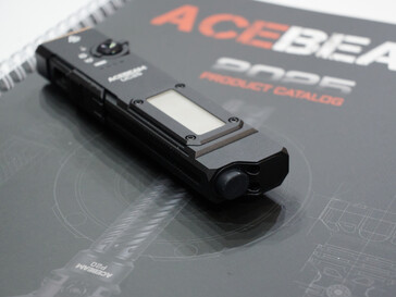 The LEDs inside the handle might not be present on the final retail version (Image source: Andreas Sebayang/Notebookcheck.com)