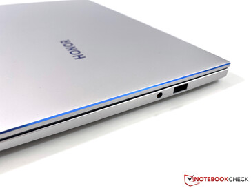MagicBook 14: 3.5 mm stereo, USB-A