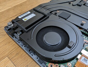 Cooling solution consists of two asymmetric fans (~60 mm + ~50 mm) plus 4 heat pipes between them