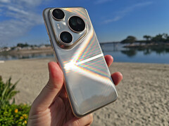 With its high-gloss finish, the Pura 80 Ultra is very susceptible to fingerprints. Good thing that Huawei includes a protective case. (Image source: Notebookcheck)