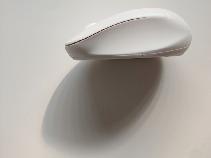 Sculpted left side for the thumb. (Image source: Notebookcheck)