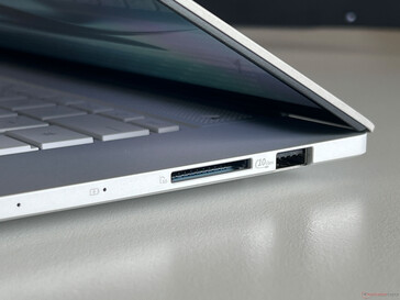Right: SD card reader, USB-A 3.2 Gen 2 (10 Gbit/s)