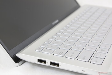 The signature Asus ErgoLift hinge returns