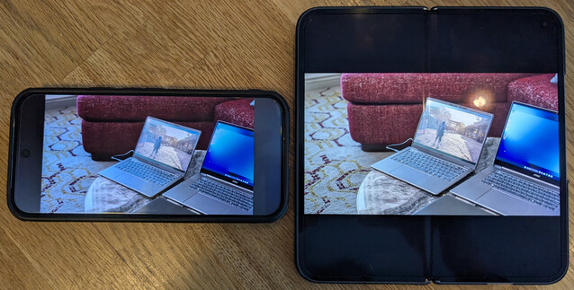Pixel 9 Pro next to the Pixel 10 Pro Fold. Content on the Fold is barely larger than the standard Pixel 9 Pro and the difference with the XL would likely be imperceptible (Image Source: Notebookcheck)