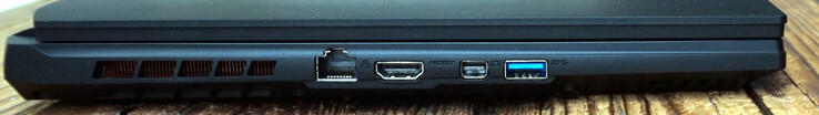 Left: 2.5-Gbit LAN, HDMI, DisplayPort, USB-A (5 Gbit/s)