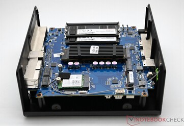 Both the memory and storage are user upgradeable. (Image source: Sebastian Bade of Notebookcheck)