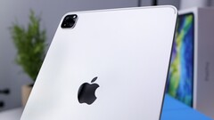An Apple logo made of glass could introduce wireless charging functionality to the redesigned 2022 iPad Pro (Image: Daniel Romero)