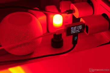 The Geardon power supply delivers the right voltage, but the HomePod Mini still doesn't work. (Photo: Andreas Sebayang/Notebookcheck.com)