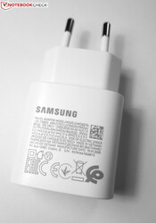 A look at the 25 W charger that Samsung includes in the box