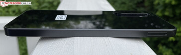 Left: SIM/microSD slot (image source: Manuel Masiero)