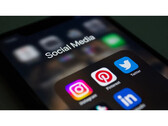 A close-up of a smartphone screen that displays various social media apps in a folder. (Image Source: Bastian Riccardi on Pexels)