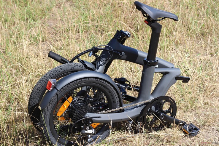 The folding mechanism works reliably