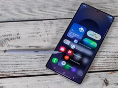 Samsung Galaxy S25 Ultra with S Pen showing Air Command menu on screen. (Image source: Notebookcheck)