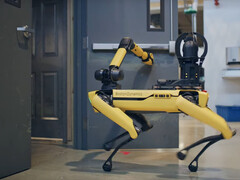 Opening doors and lifting objects: Spot's arm makes it possible. (Image: youtube/Boston Dynamics)