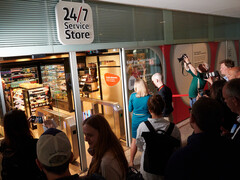 Crowd at the official presentation at Ostbahnhof. (Photo: Andreas Sebayang/Notebookcheck.com)