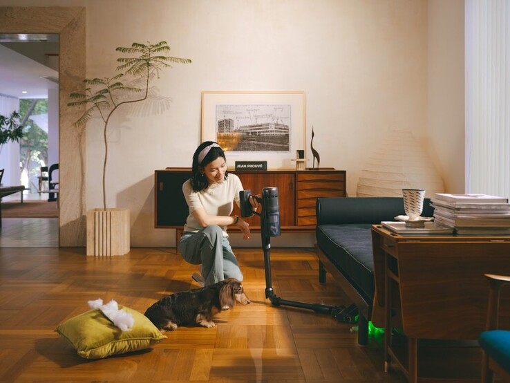 The H60's wand bends 90° for easy cleaning under furniture. (Image source: Roborock)