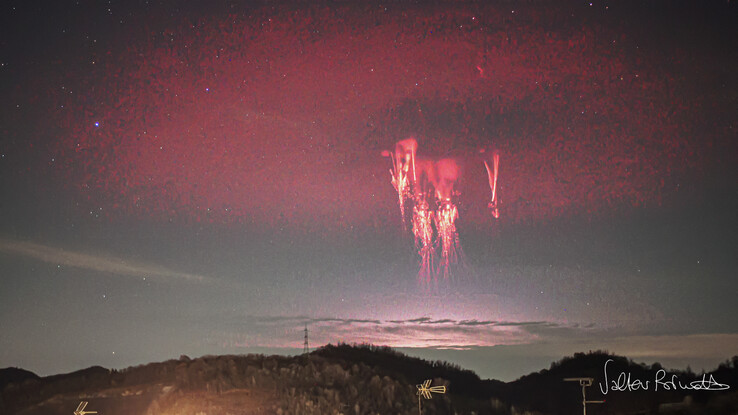 An image showing an elve and a red sprite. (Image source: Valter Binotto)