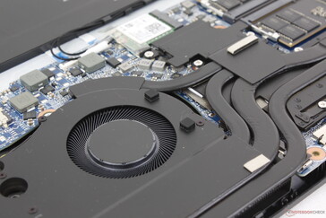 Cooling solution consists of twin ~50 mm fans and 4 copper heat pipes