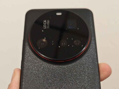 The Xiaomi 15 Ultra cuts a OnePlus-like figure in its first hands-on photo. (Image source: @gauravh1)